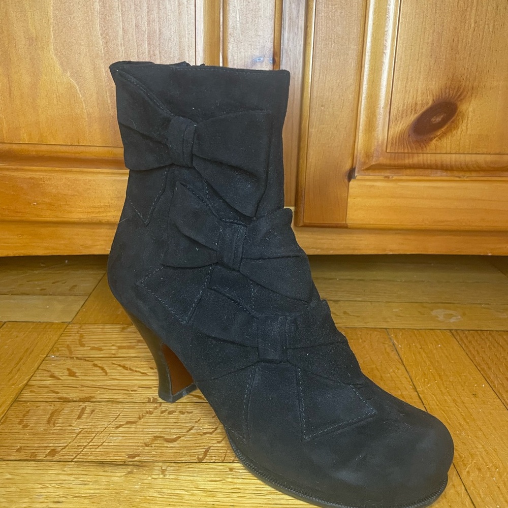 Chie Mihara Black Heeled Boots with Bow Accents